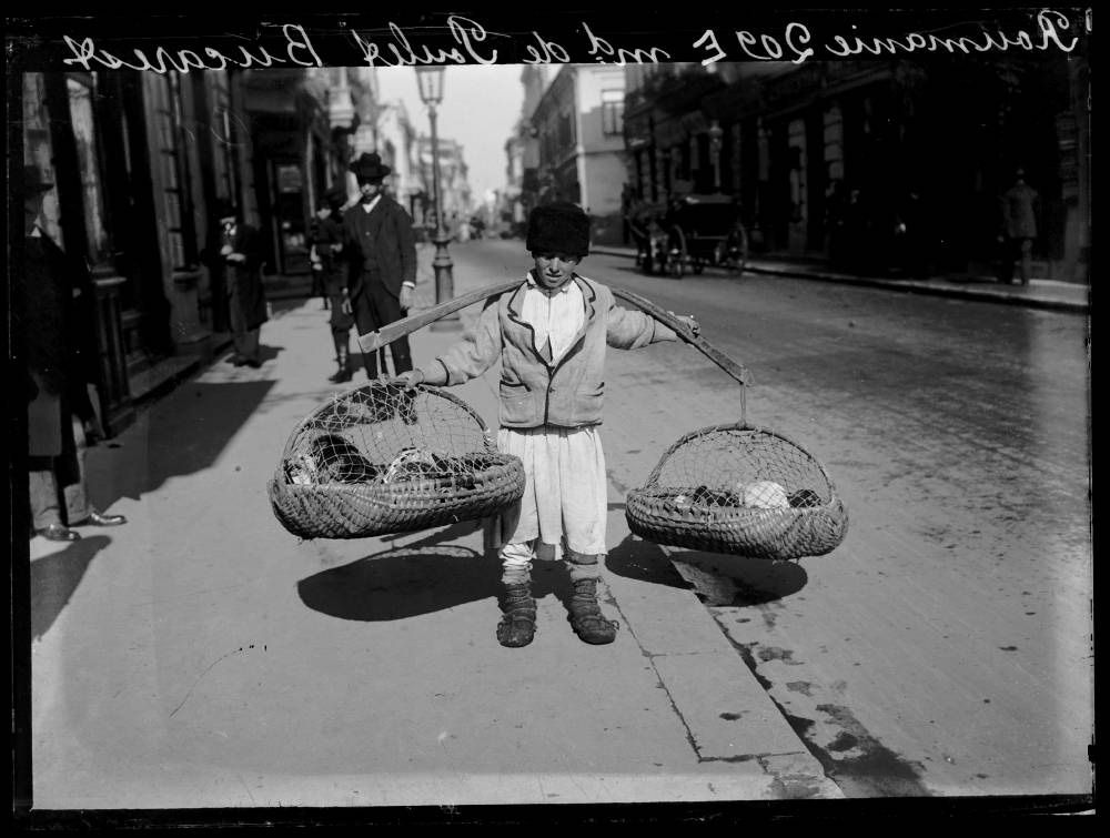 A boy carrying baskets with chickens
Bucharest (RO), c. 1900-1919. Photo: Ch. Chusseau-Flaviens, George Eastman Museum Collection 